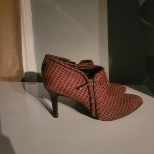 Stylish Women's Houndstooth Heels